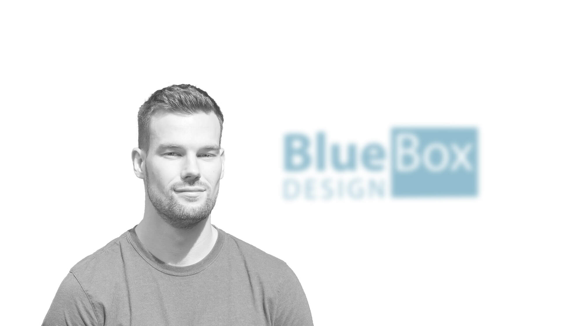 Gabriel Schwarz vor dem BlueBox Design Logo