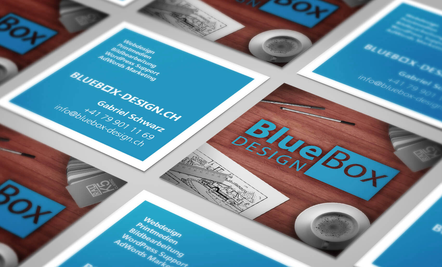 Nahaufnahme von Visitenkarten von Bluebox Design als Mockup
